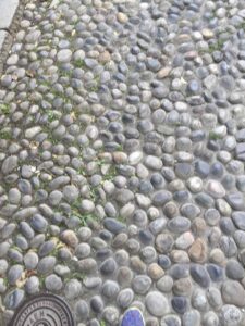 市街地にはさまざまな石畳があります。