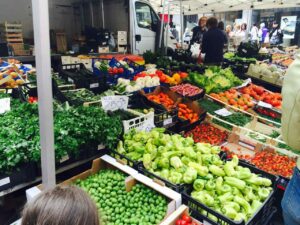 色鮮やかな野菜たち。ただし、地産地消が徹底しているのでポルチーニはありません（涙）