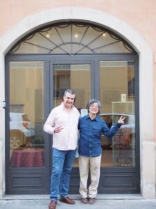 ポルタンティさんの工房の前で。若々しくて楽しい方でした。工房の中での写真がないのが残念