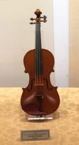 目に止まった楽器はなんと私が使っているヴィオラの製作者のヴァイオリンです