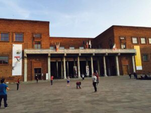 楽器博物館正面。中は近代的で、とてもきれいです。