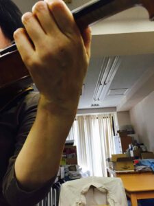 このように手首を小指側に曲げて弾いている人が多い