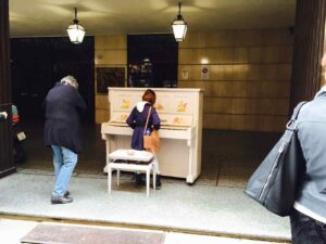 市内のあちこちにピアノが。子どもからプロ級まで自由に弾いています
