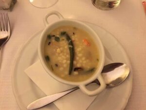 スープです。野菜など、結構具沢山