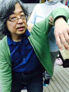 私の腕は、ほぼ理論値通り１２０度持ち上がります