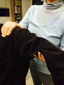 最近来た３０代の生徒の肩はこのくらいしか上がりませんでした。