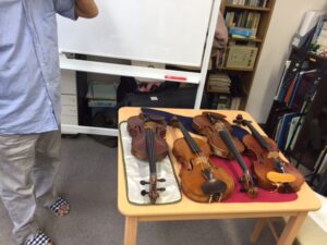 楽器を並べて順番に調整しました