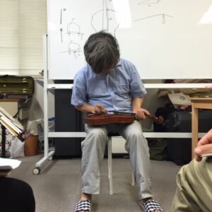 駒を動かしているところ(駒を弾いて動かします)