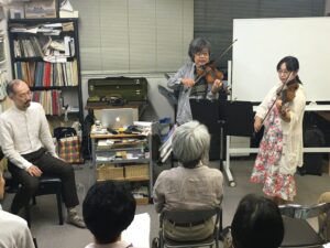 聴講生の上田さんを引っ張り込んで、バルトークのデュエットを
