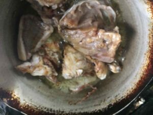 十分に火を通したら、白ワインたっぷりとお水を少し加えます。火は強火で