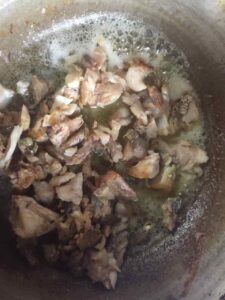 バターに身を投入したら熱くなるまで炒めます。その後、パスタの茹で汁を少し入れて、十分に撹拌します