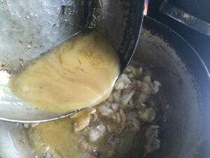 ソースを投入。暖まった頃に茹で汁を加えます