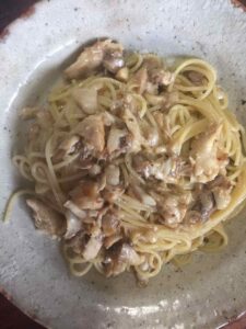 できあがりです。パスタがソースでキラキラとしているのがわかると思います