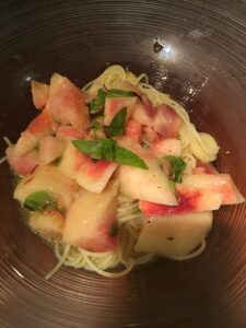 桃の冷製パスタです。お酒に漬けた桃を使ったもの。甘い料理は苦手なのですが、これは美味しかった！