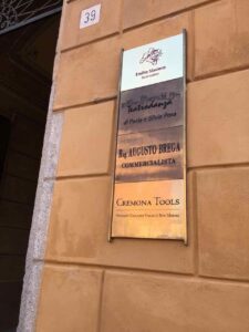 Cremona Toolsの看板。この建物の中には、Ciaccioさんの工房以外にも弓の工房などもあって、ずっと音が聞こえていました