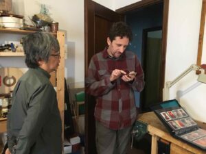 Landaさんの右側の机にあるのがこれまでの記録をまとめたファイル