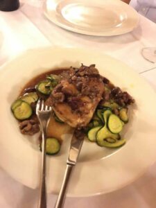 敷き布団と掛け布団に挟まれたお肉料理・・・