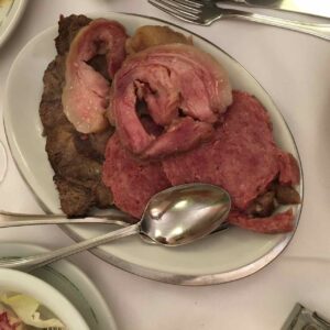 売り物の「茹で肉」幾つかの部位が茹でられて登場。うーん・・・という感じです