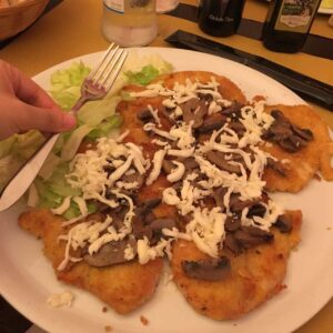 コトレット。これはキノコのソースがかかっていますが、シンプルでも美味しいです