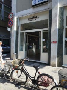入り口は分かりにくいですが綺麗。左側に回るとスイーツ屋だとわかります