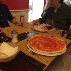 ご覧のようにピザはでかい。手前はシンプルなトマトソースのもの。奥はクアトロ・フォルマッジョ