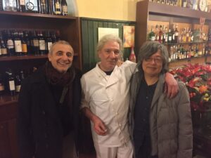 文章と合いませんが・・「濃いクレモナ料理」の店で。シェフとお世話になっている製作家のアルドリーと