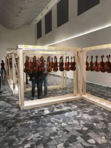 参加した楽器は博物館の中にご覧のように展示されます。この写真は2016年のものですが今年も展示される順序は本質的に変わりましたが、このように並べられていたようです
